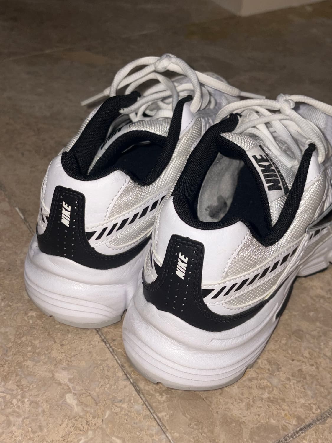 나이키 이니시에이터 화이트 블랙 상품이미지3