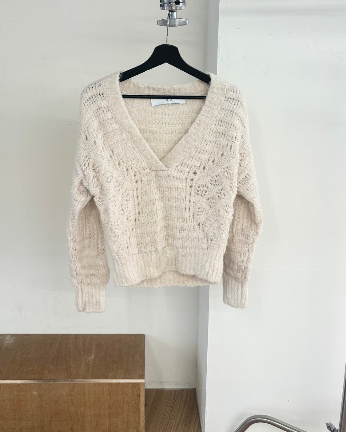 이로 알파카 모헤어 브이넥 니트 상품이미지1