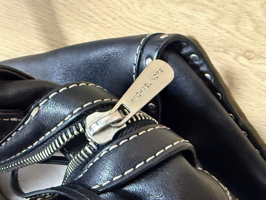 마이클 코어스 블랙 스터드 토트백 상품이미지3