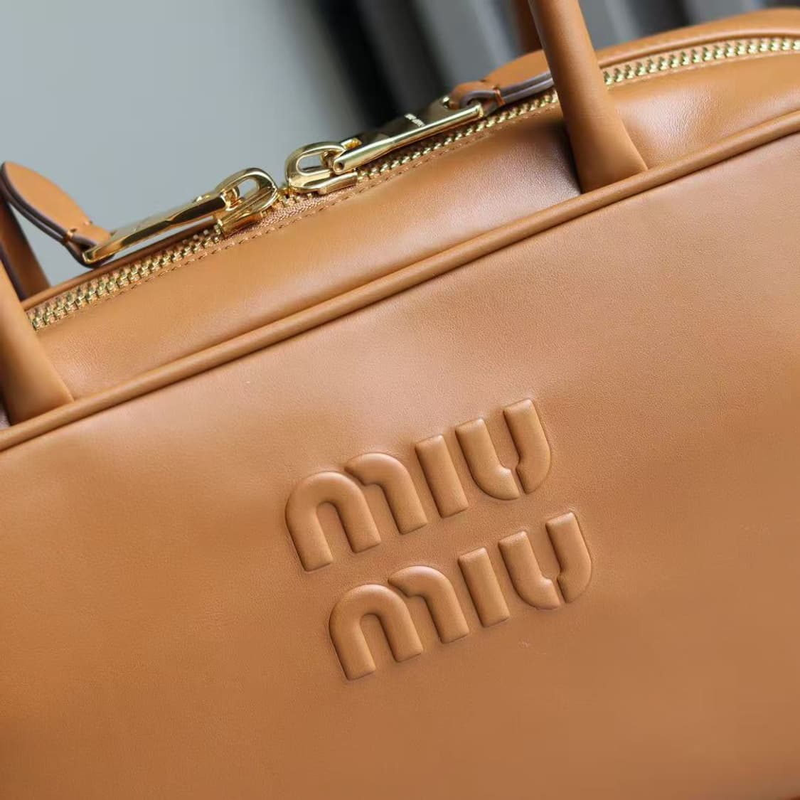 미우 미우 가죽 탑 핸들백 코냑 상품이미지6