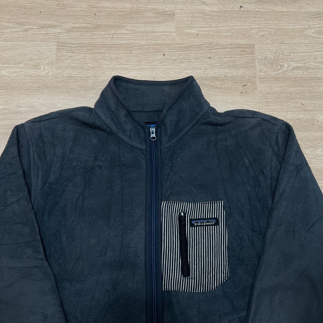 파타고니아 체스트 포켓 로고 플리스 후리스 자켓 [차콜] L/100 상품이미지2