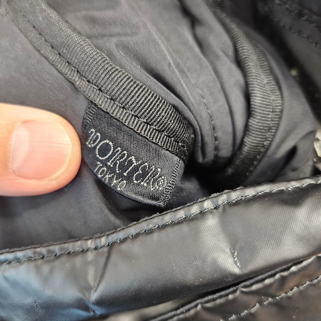 PORTER 검정 유광 크로스백 상품이미지8