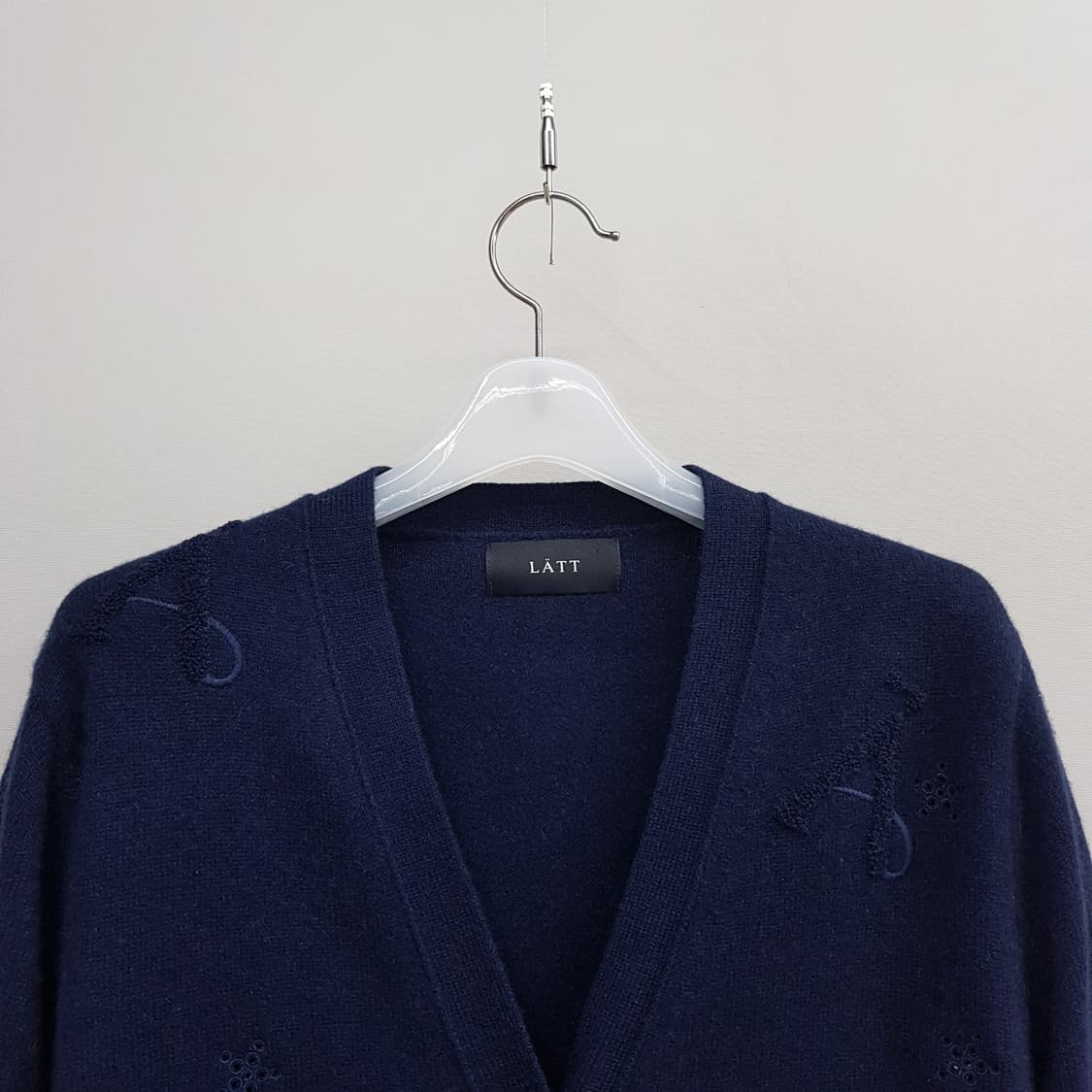 한섬 래트 2023 캐시미어 블렌드 펀칭 자수 가디건 90사이즈 상품이미지2