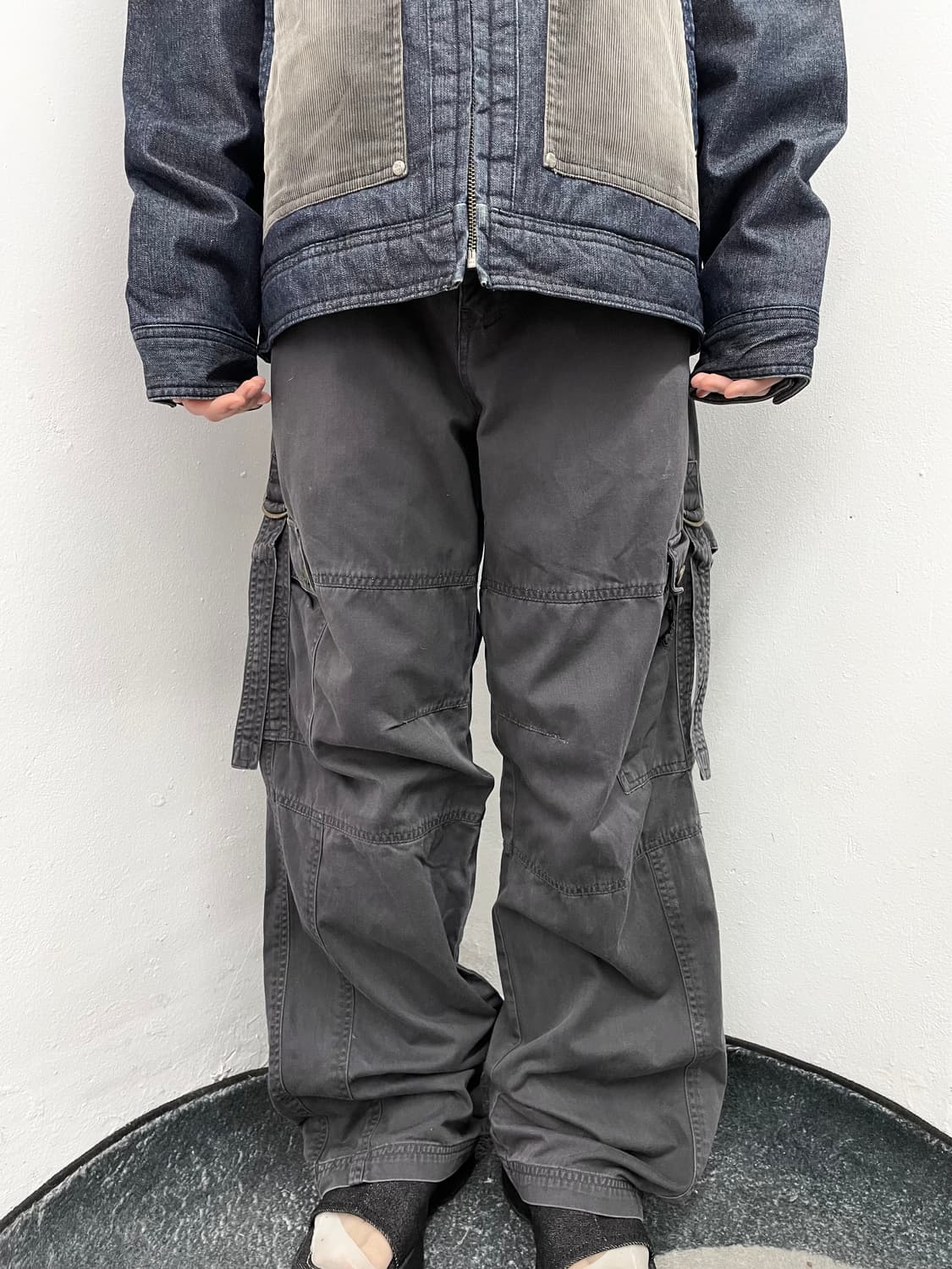 차콜 절개 버클 카고 팬츠 상품이미지2