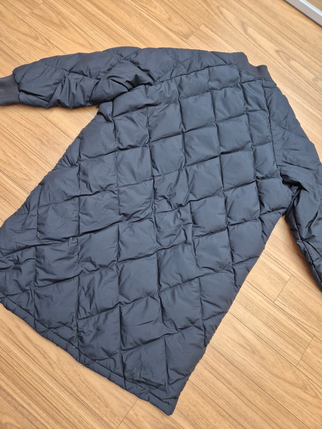 아디다스 여성 롱 봄버 패딩 L사이즈입니다. 엉덩이 덮는 기장이고, 얇은 상품이미지2