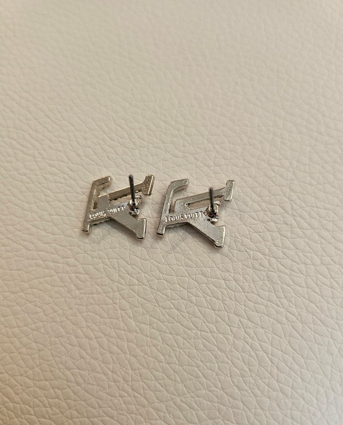 루이비통 업사이클링 아이코닉 샴페인골드 귀걸이 상품이미지4