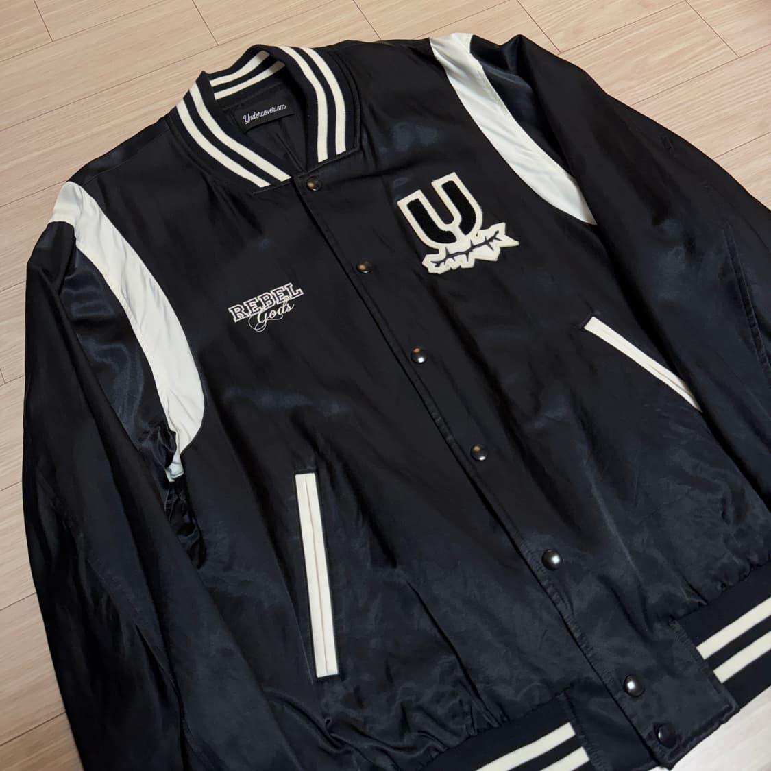 언더커버 22시즌 사틴 봄버 바시티 자켓 5 상품이미지1