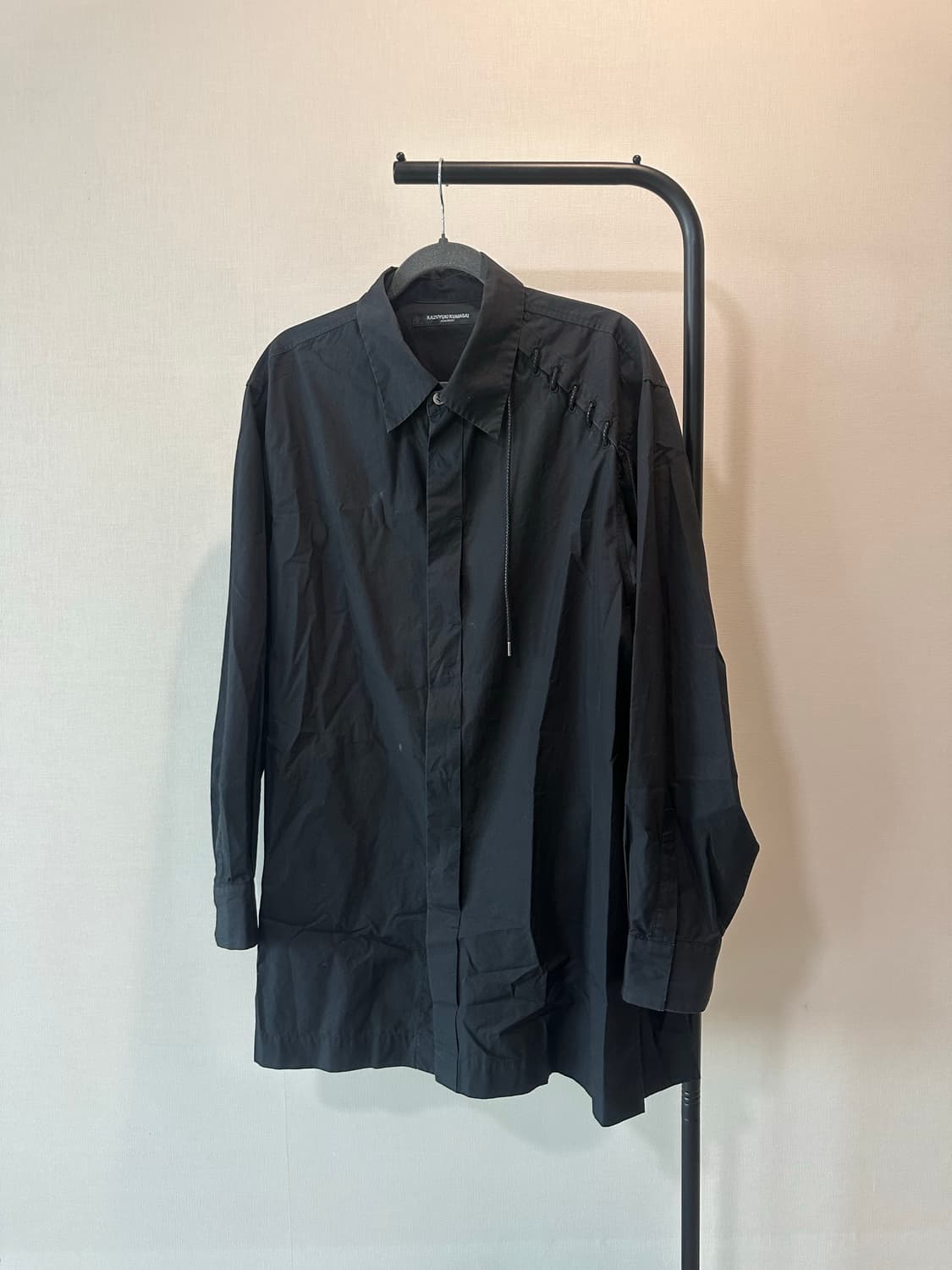 카즈유키 쿠마카이 어태치먼트 히든버튼 레이스업 롱 셔츠  상품이미지1