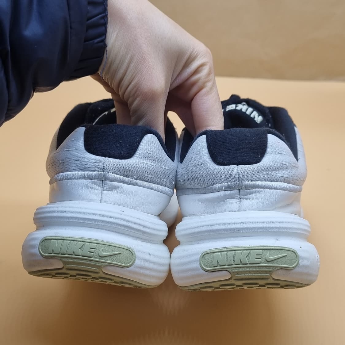 나이키 업 리프트sc 여성운동화235  상품이미지4