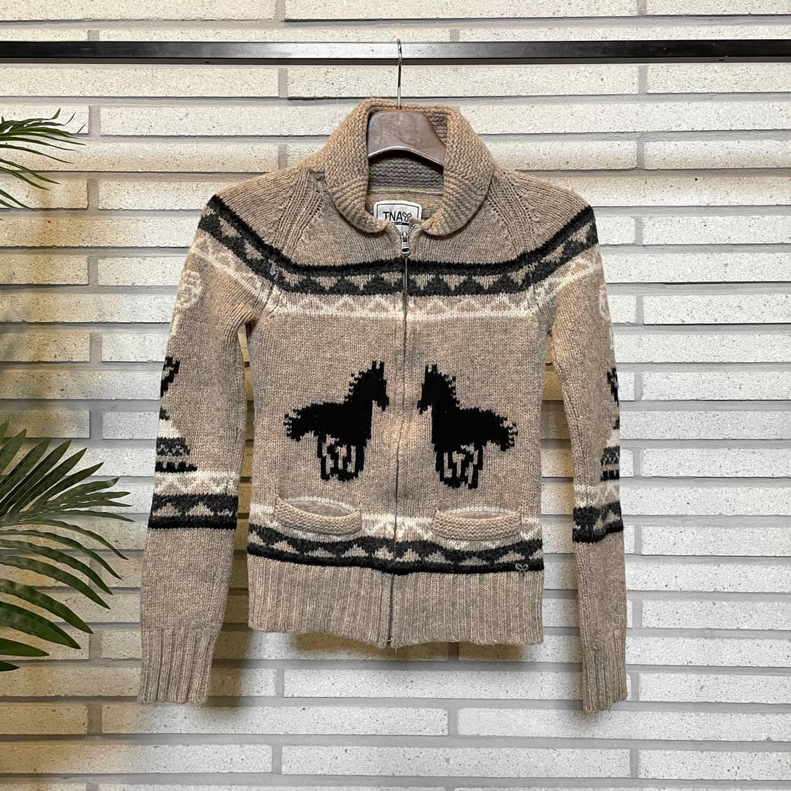 Aritzia TNA 코위찬 니트 집업 포니 그래픽 패턴 디테일 베이지 상품이미지2