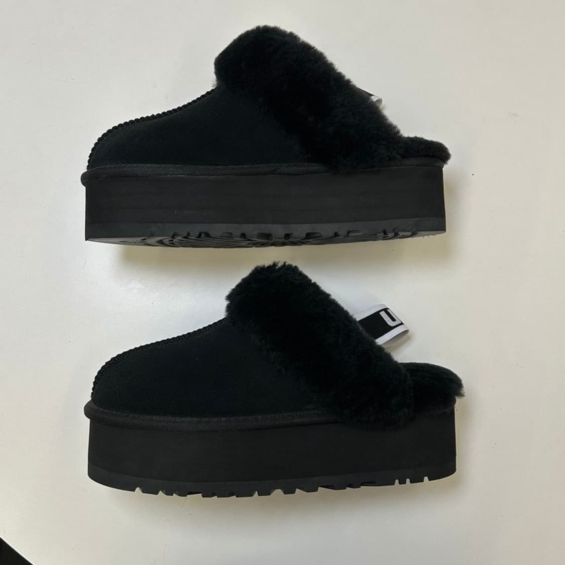 UGG 펀케트 플랫폼 슬리퍼 블랙 260 상품이미지2
