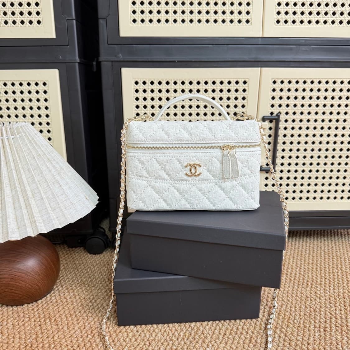  26신상 샤넬VIP 화이트 캐비어 롱 베니티 토드 체인숄더백 상품이미지8