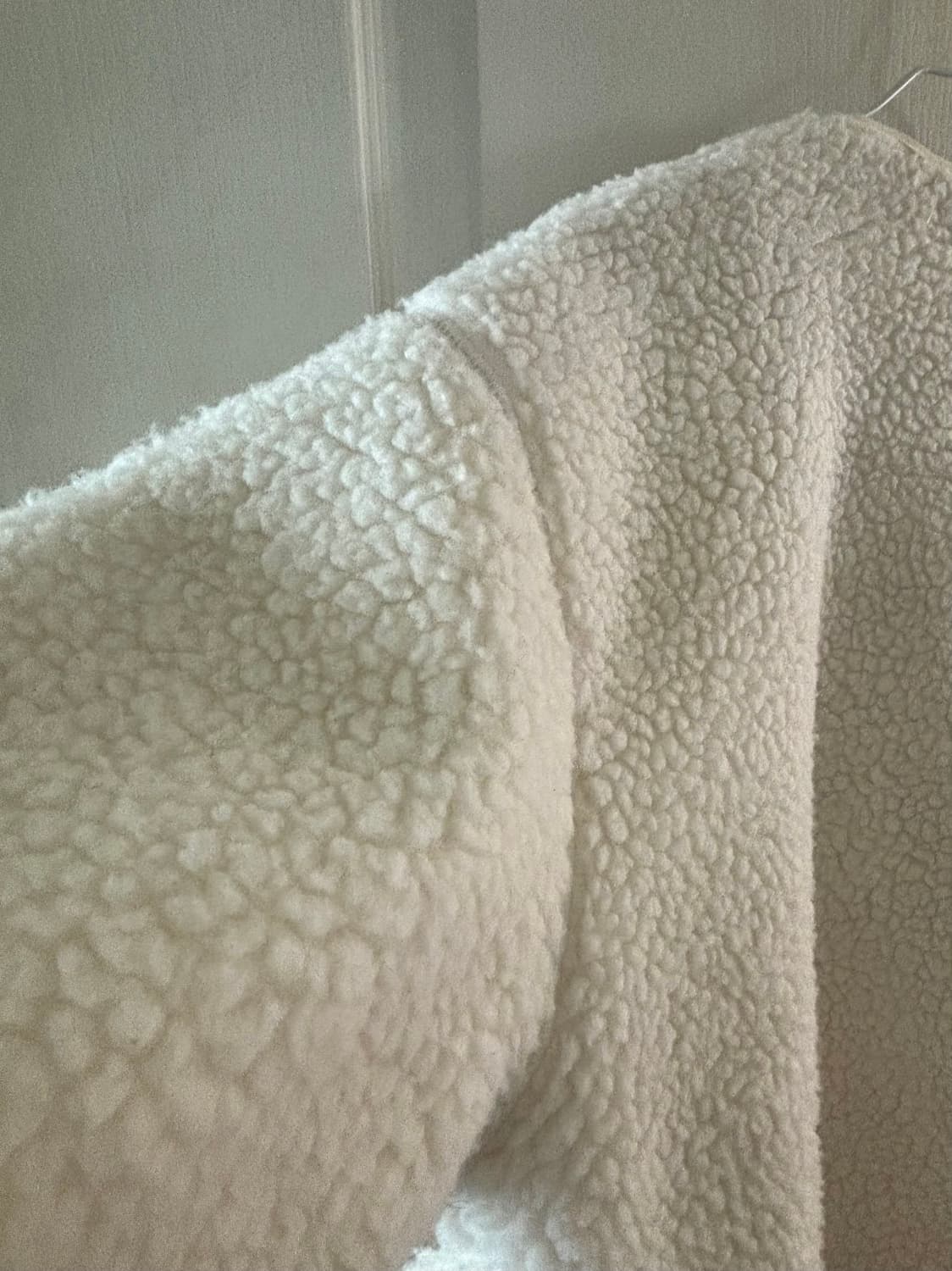 예일 엠브로이더리 댄 카라리스 보아 플리스 자켓 아이보리 상품이미지3