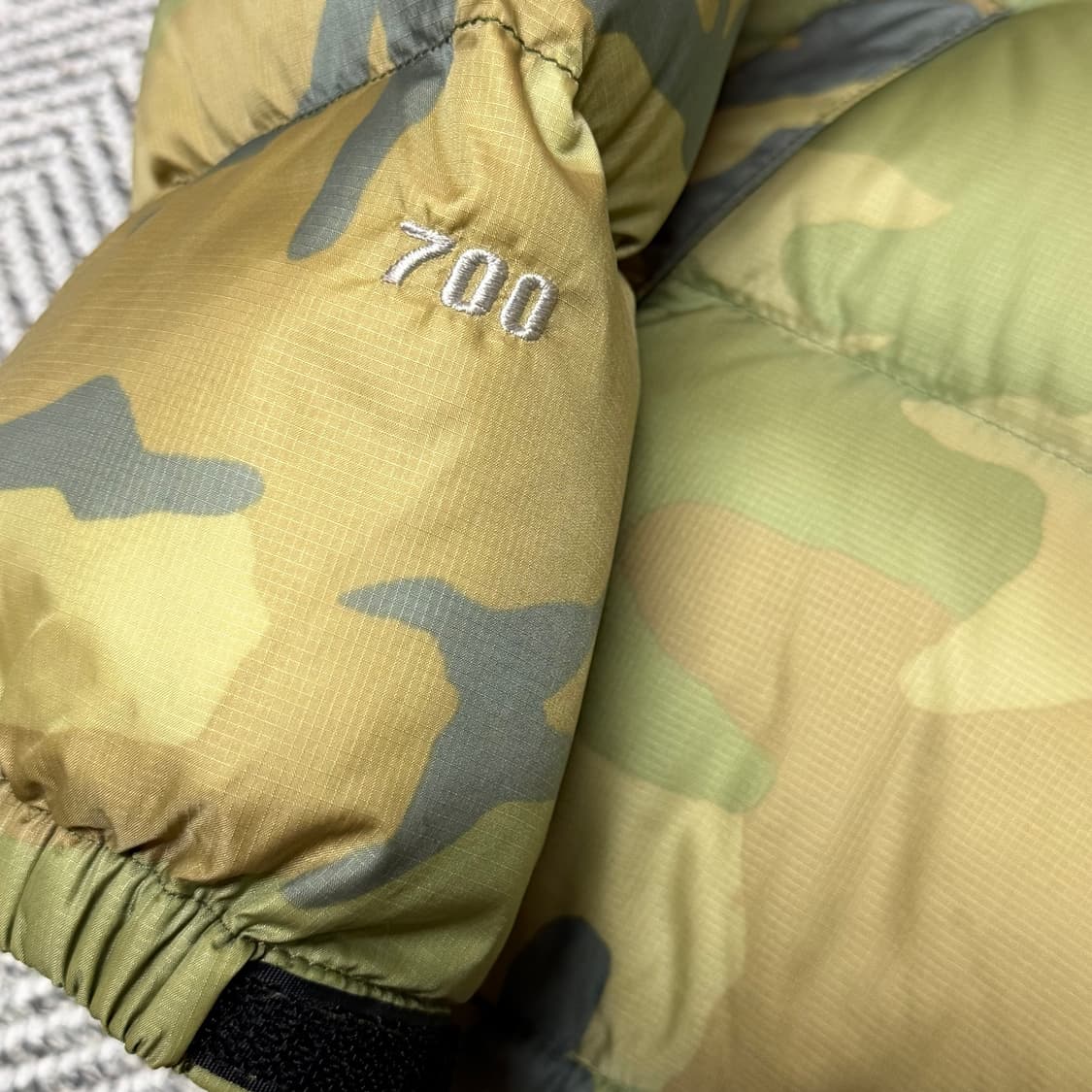 노스페이스 센터로고 카모 700 눕시 패딩 상품이미지6