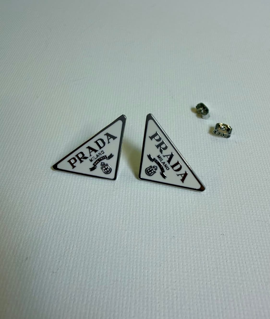 프라다 업사이클링 삼각로고 귀걸이 화이트 상품이미지2