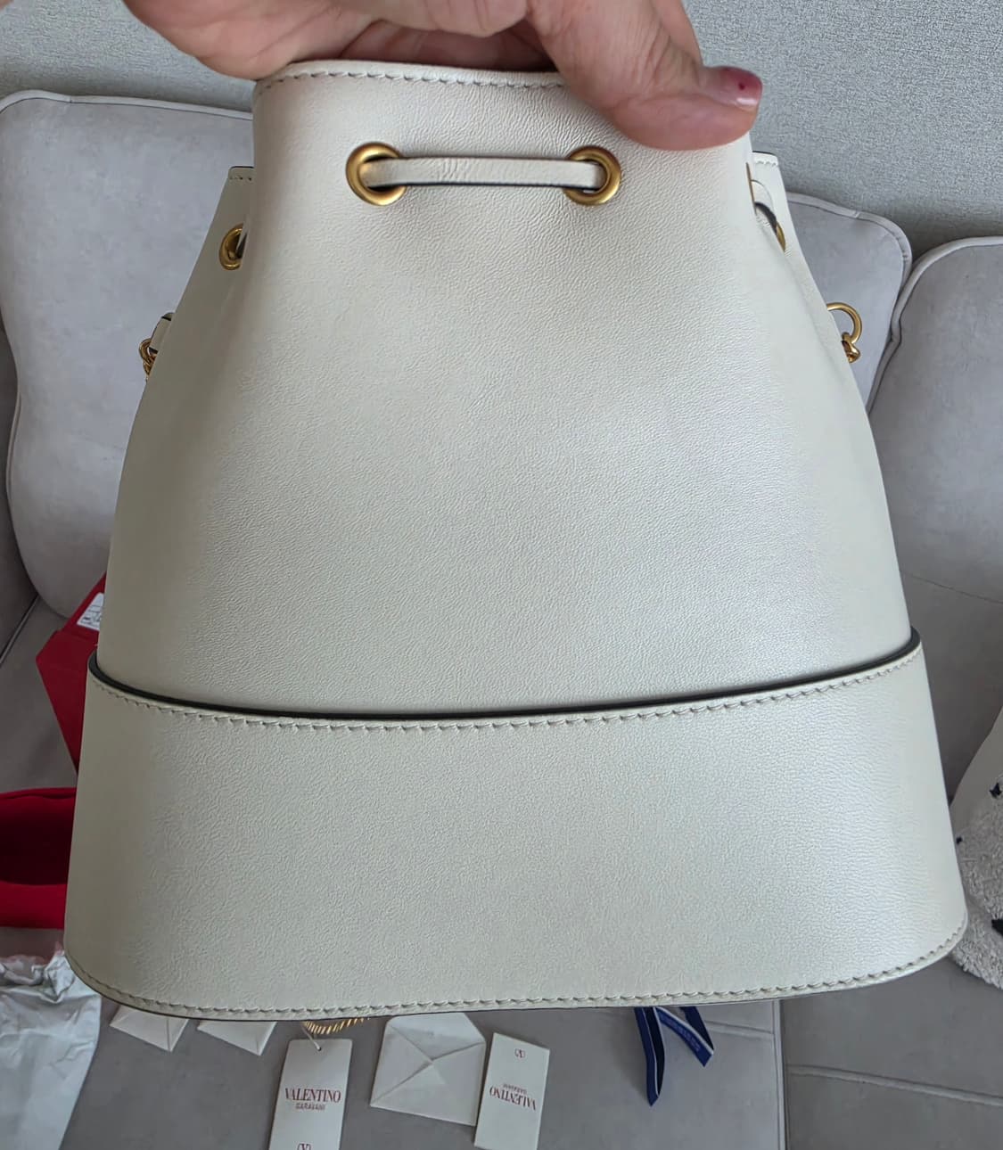 발렌티노 V로고 미니 버킷백 아이보리 풀구성 (무신사 부티크 구매) 상품이미지4
