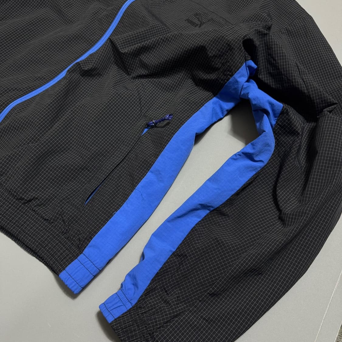 빔즈 X 퓨마(PUMA) 19fw 블랙 블루 립스톱 하이넥 윈드브레이커 상품이미지5