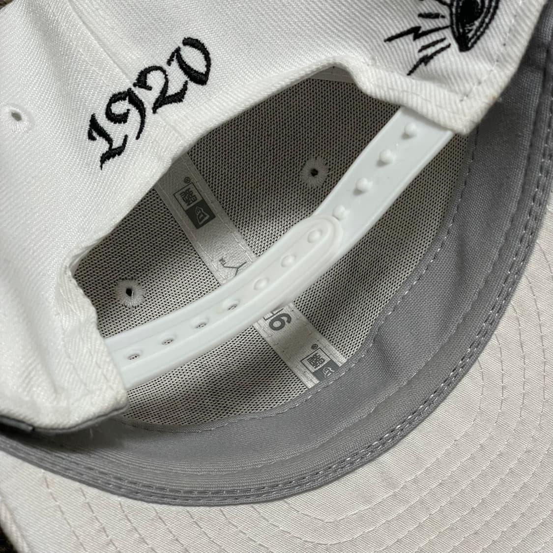 뉴에라 화이트 볼캡 스냅백 자수 로고 상품이미지4