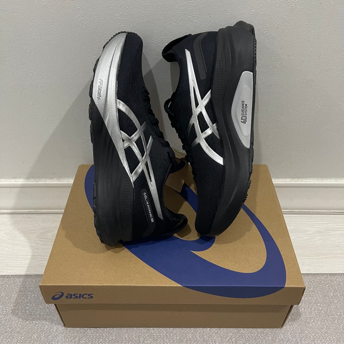 아식스 젤 카야노 32 플래티넘 우먼 245 러닝화  상품이미지4