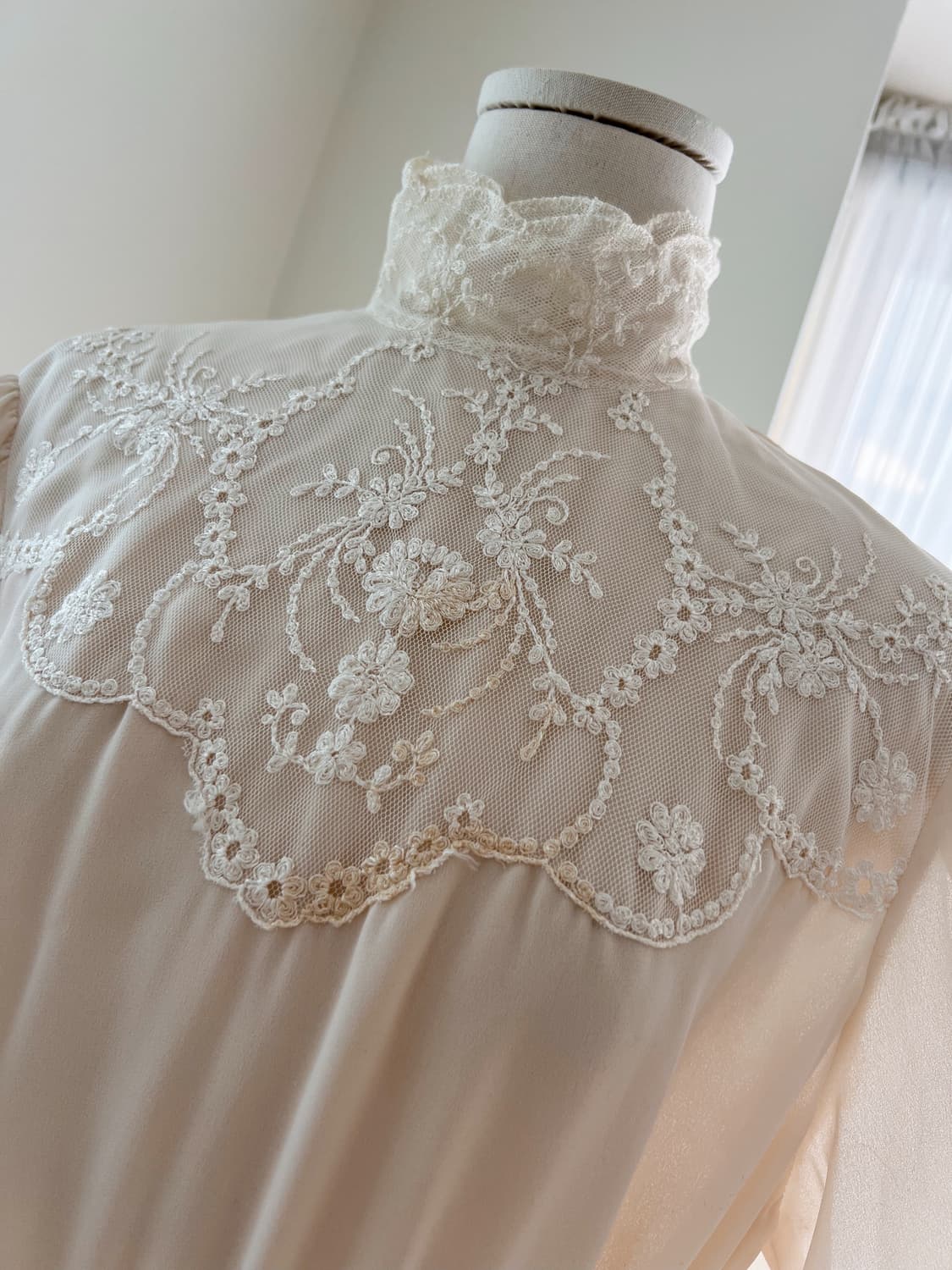 엔틱 레이스 하이넥 벌룬 맥시 드레스 상품이미지7