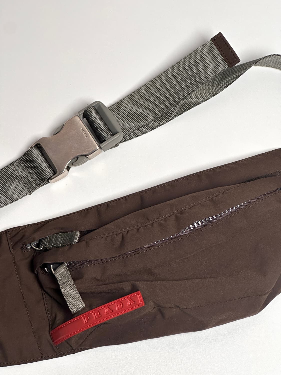 프라다 스포츠 나일론 벨트백 – 테크니컬 미니멀리즘의 상징 상품이미지3