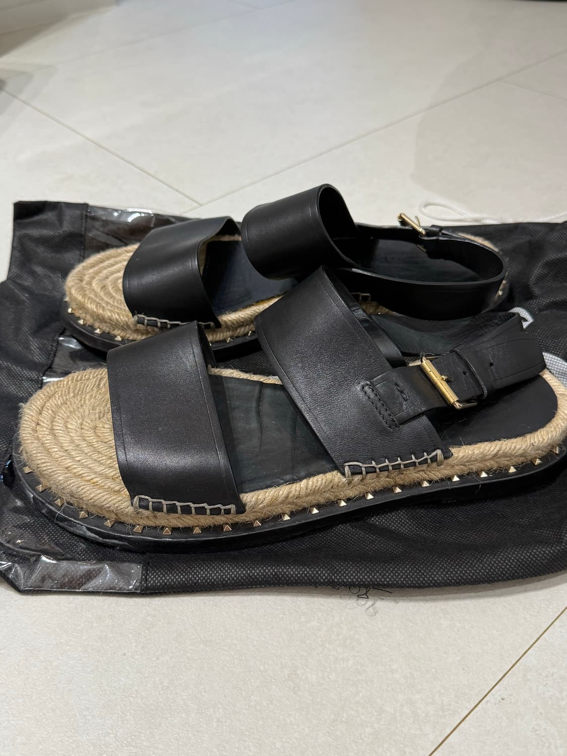 발렌티노 가라버니 Valentino Garavani 락스터드 에스파듀 샌 상품이미지1