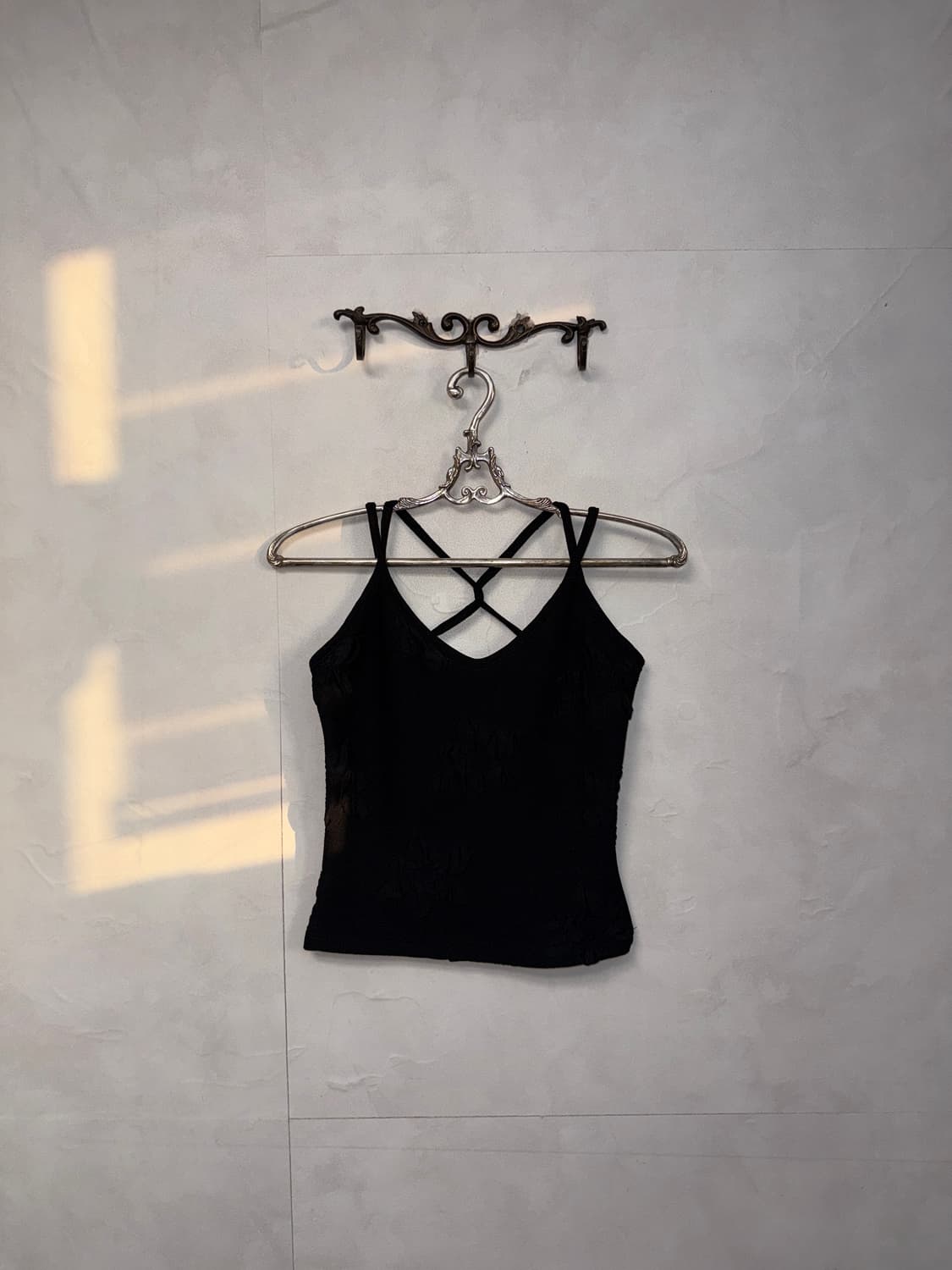 Black flower embossing crop sleeveless  상품이미지3