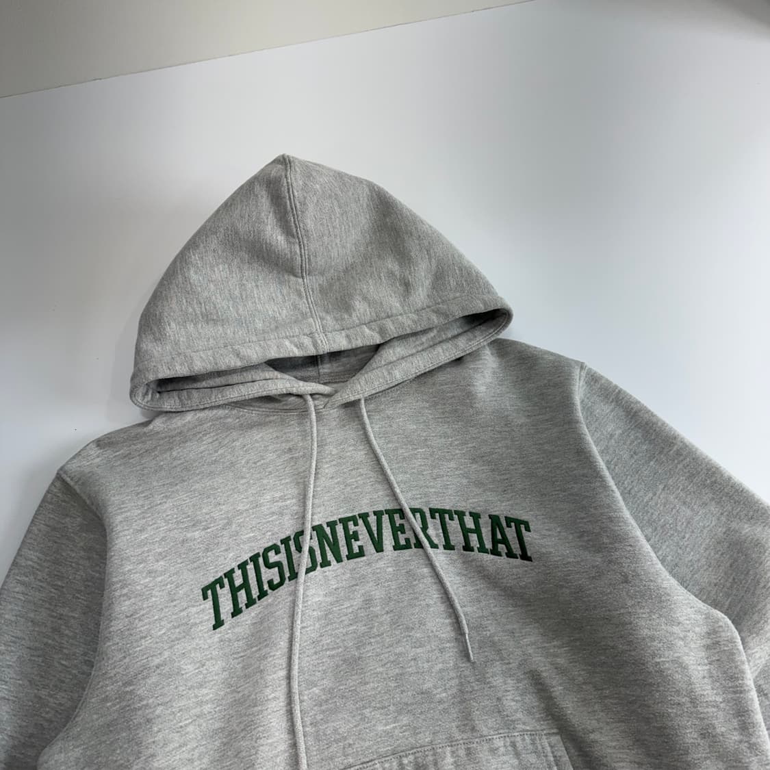 Thisisneverthat 디스이즈네버댓 그린 로고 그레이 후드티  상품이미지4
