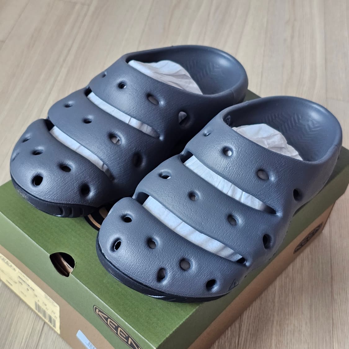 270 새제품) 킨 Keen 요기 마그넷 블랙 그레이 슬리퍼 샌들 남자 상품이미지4