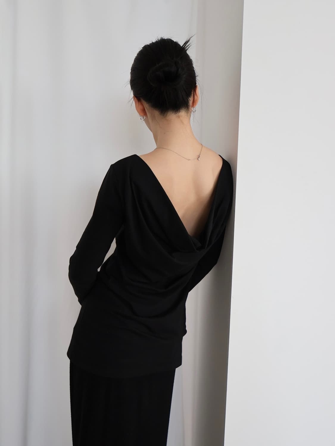 (1회착용) 브리즈아카이브 드레이프 롱 슬리브 _ 블랙 상품이미지1