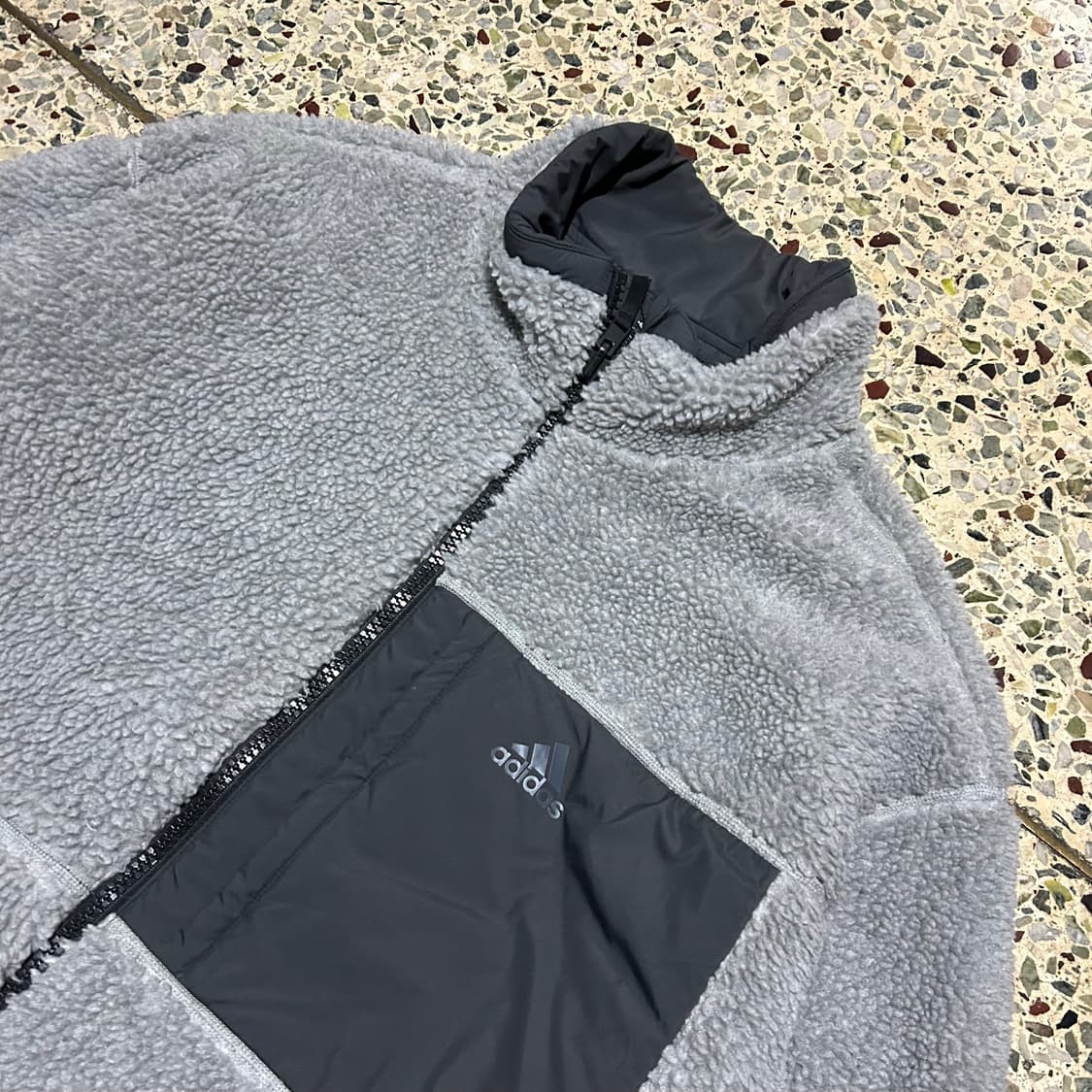 아디다스(ADIDAS)그레이 빅로고 리버시블 플리스 상품이미지2