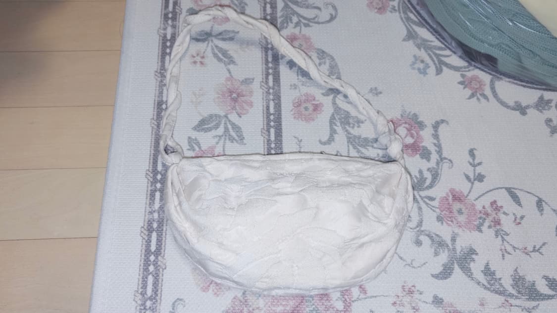 포코포스카 가방 CROSS PETAL IN BEIGE 상품이미지2