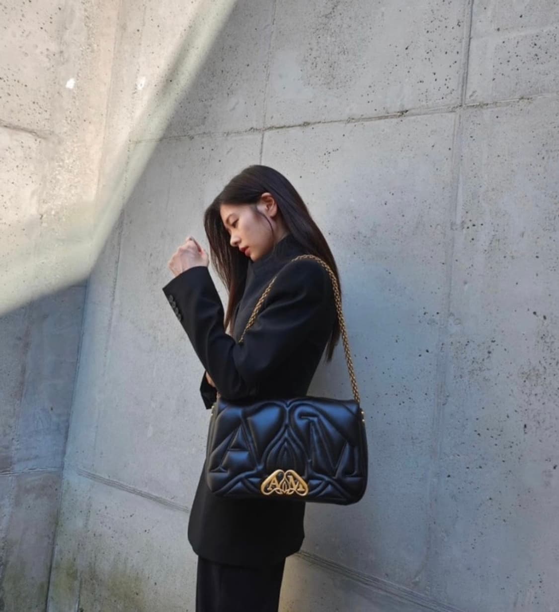 알렉산더 맥퀸 씰 백 블랙 라지 상품이미지8