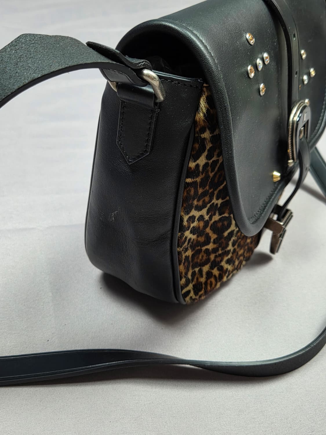 [골든구스] 웨스턴 버클 스터드 레오파드 송치 크로스백 | G00018 상품이미지2