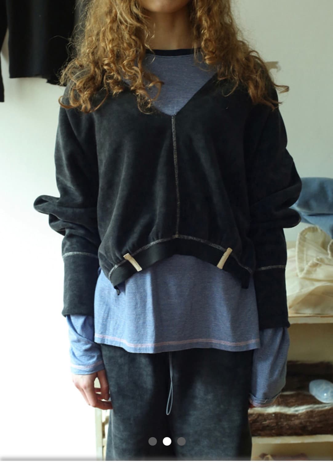 Tonse 톤세 브이넥 스웻셔츠 차콜 Flims V-neck 상품이미지1