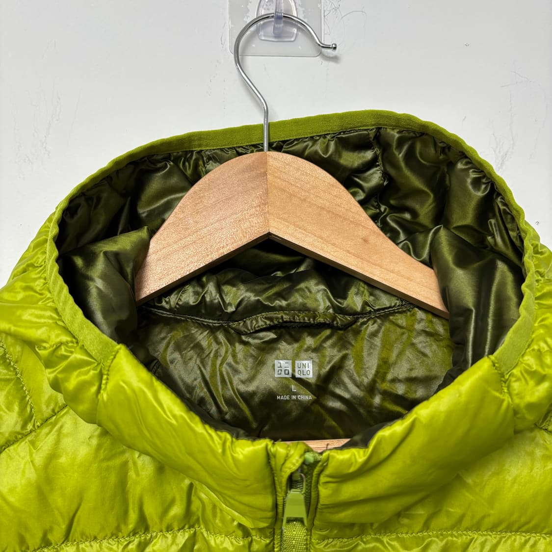 유니클로 울트라라이트 연두형광 경량패딩 상품이미지3