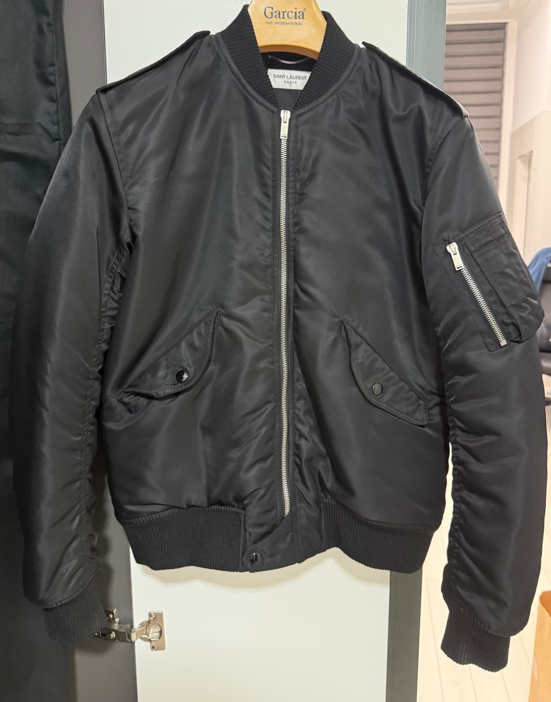 생로랑 23fw 클래식 봄버 재킷 ma-1 48 국내매장택 상품이미지2
