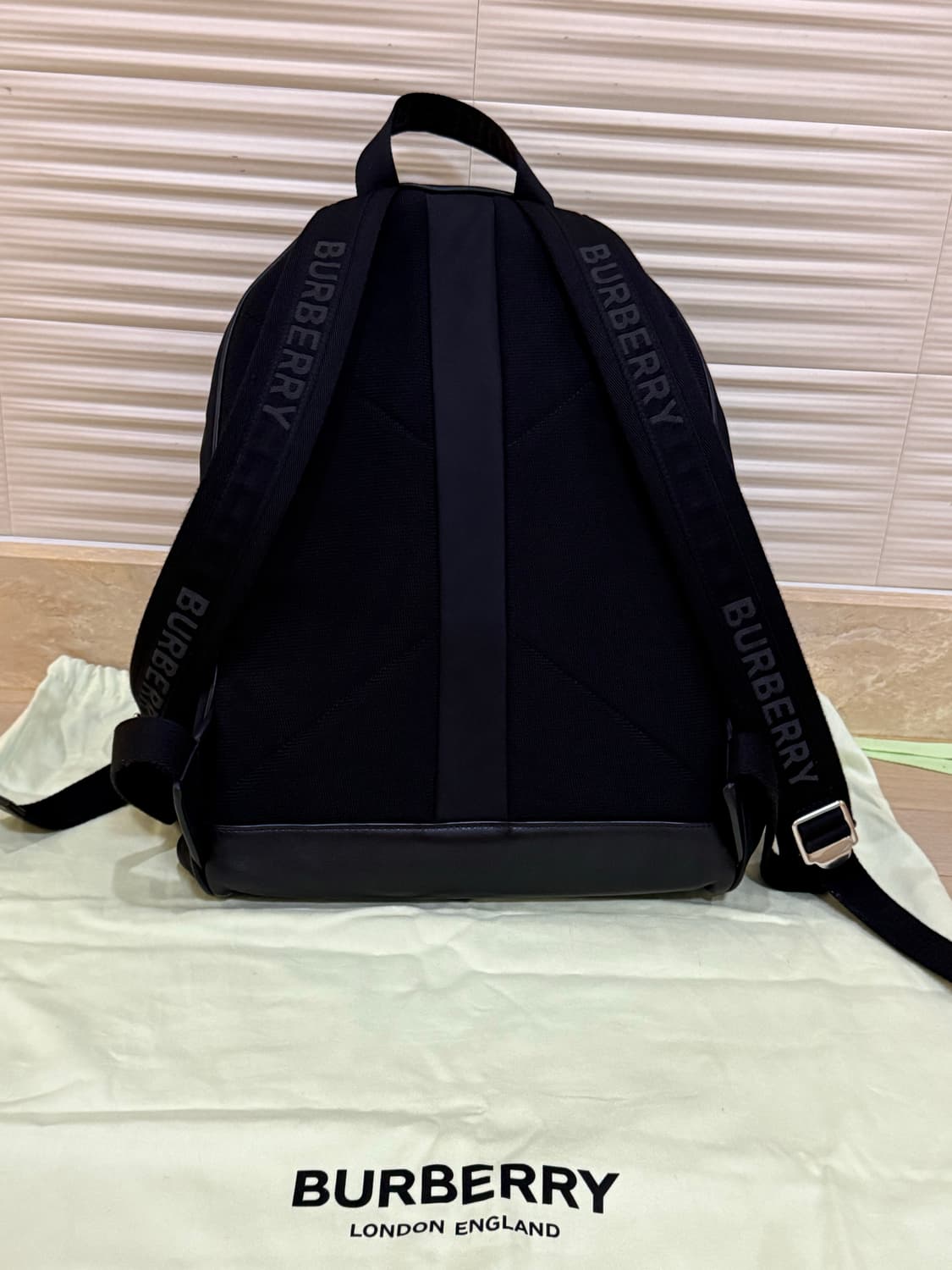[정품/더스트백 포함] 버버리 나일론 백팩 블랙 상품이미지5