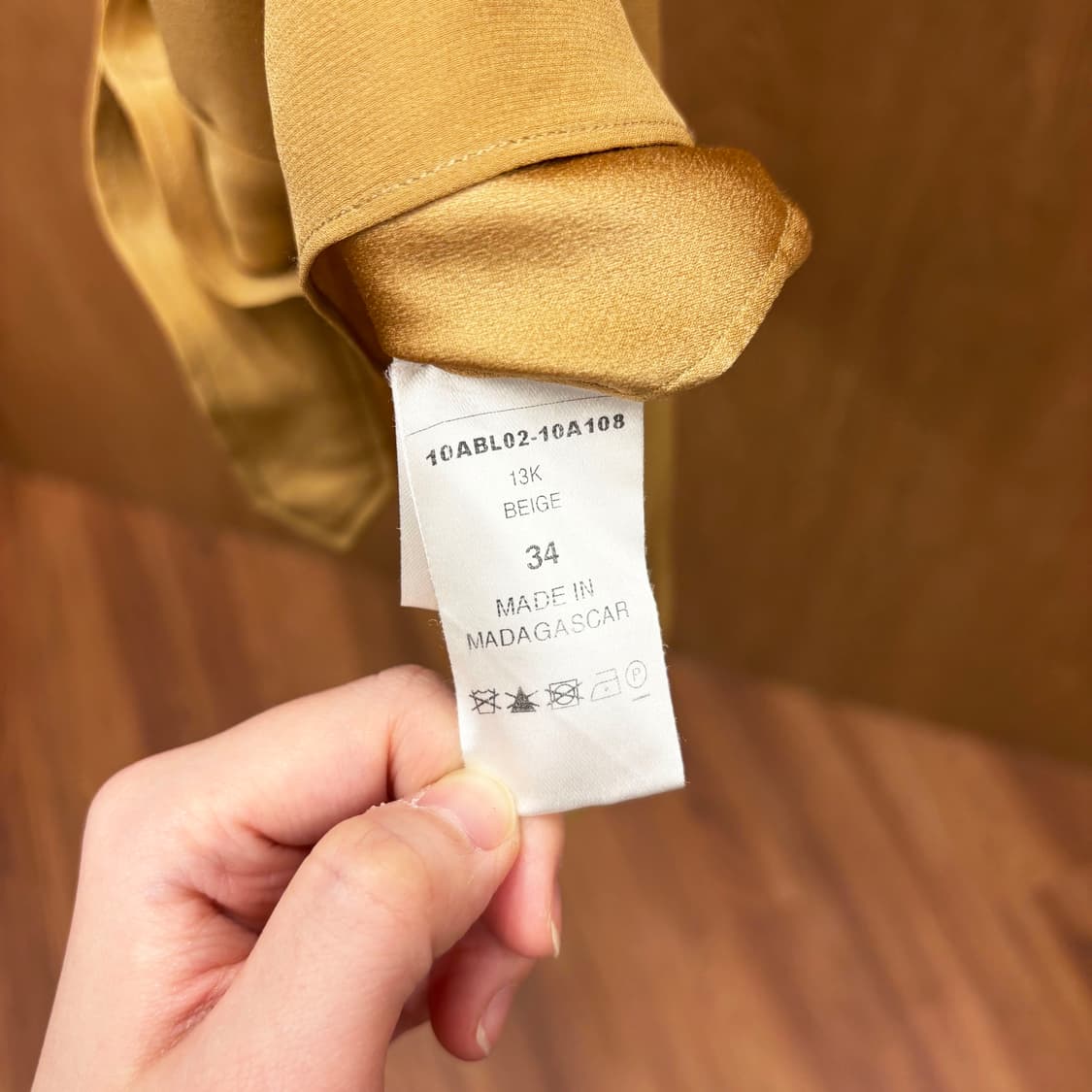 끌로에 긴팔 실크 블라우스 새틴 스프레드 카라 히든 버튼 디테일 베이지 상품이미지9