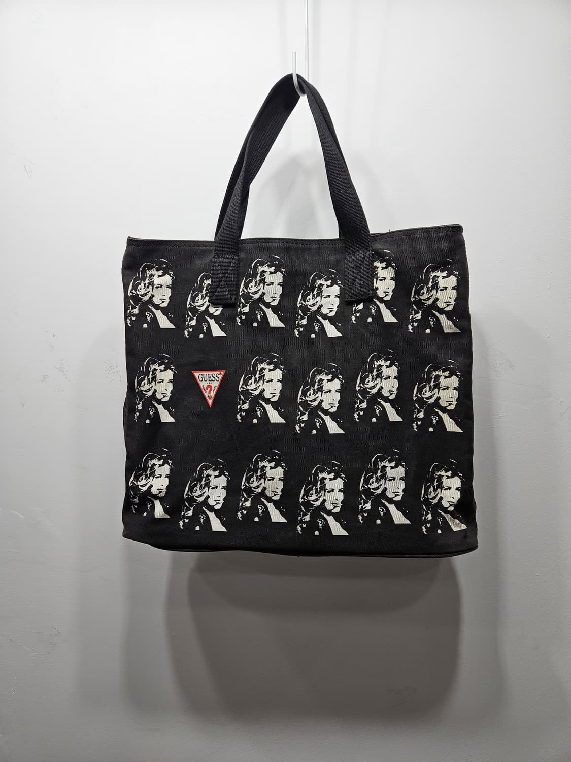 게스(Guess) 클라우디아쉬퍼 한정판 캔버스 토드백 블랙 상품이미지8