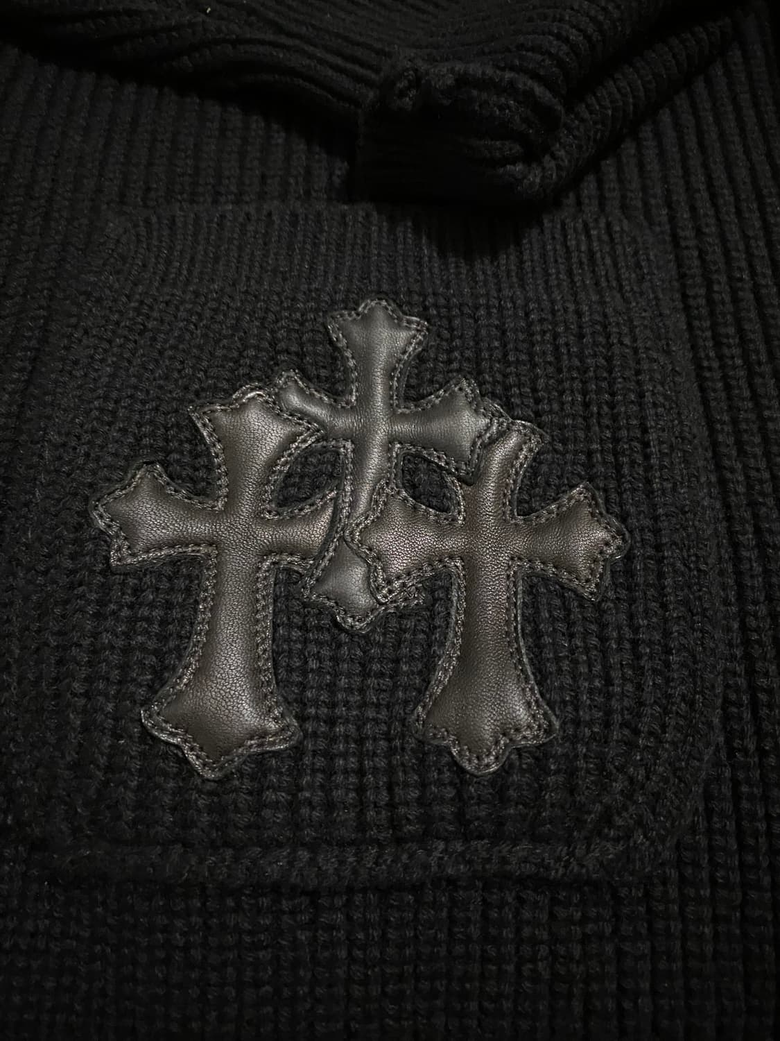 [L] 크롬하츠 세메테리 크로스 레더 패치 캐시미어 가디건 블랙 상품이미지3