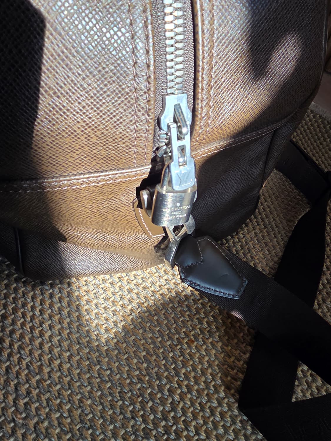 신품급 루이비통 클래식 타이가 통가죽 켄탈 키폴 보스턴백 상품이미지6