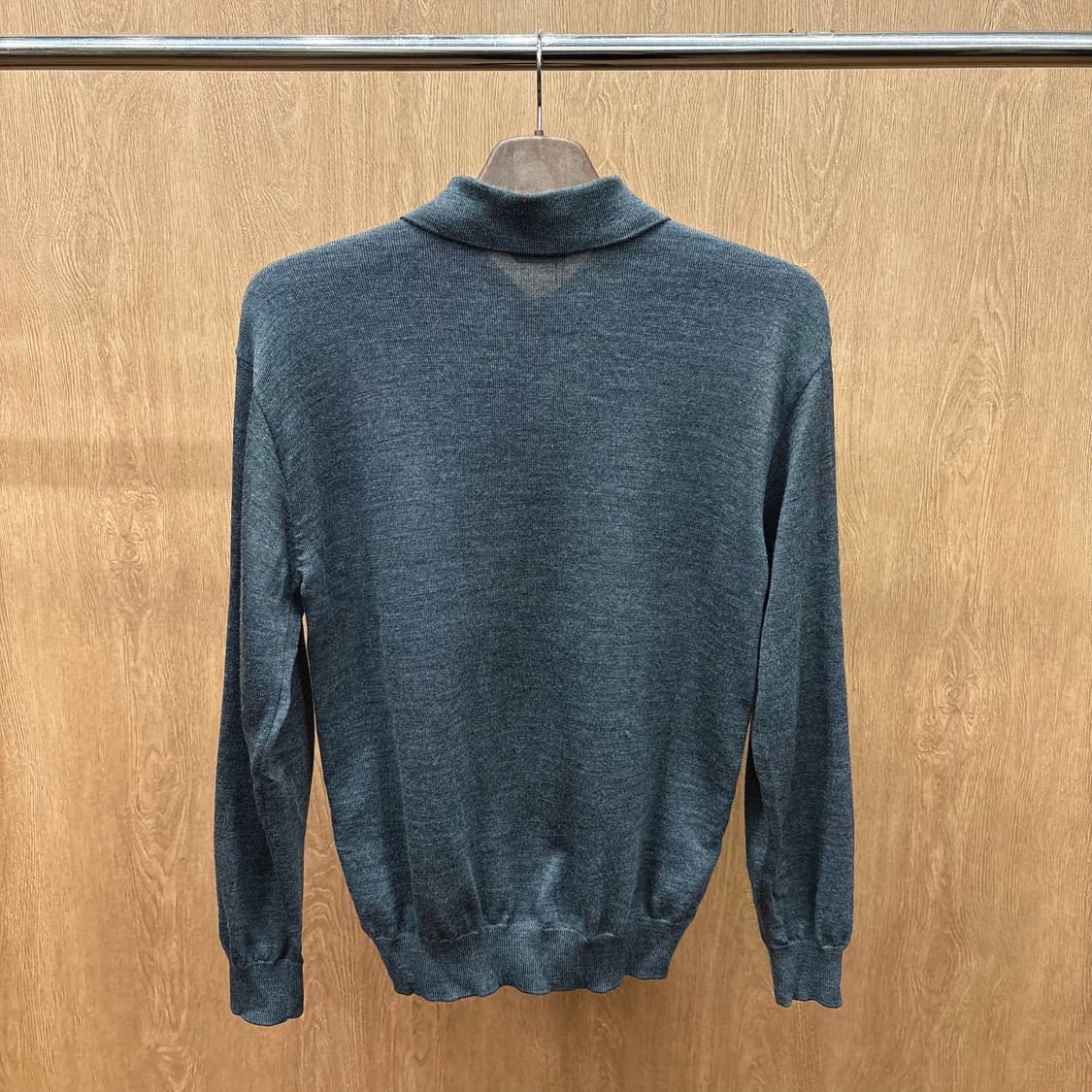 지방시 긴팔 카라 니트 로고 배색 하단 탭 디테일 레귤러핏 차콜 그레이 상품이미지3