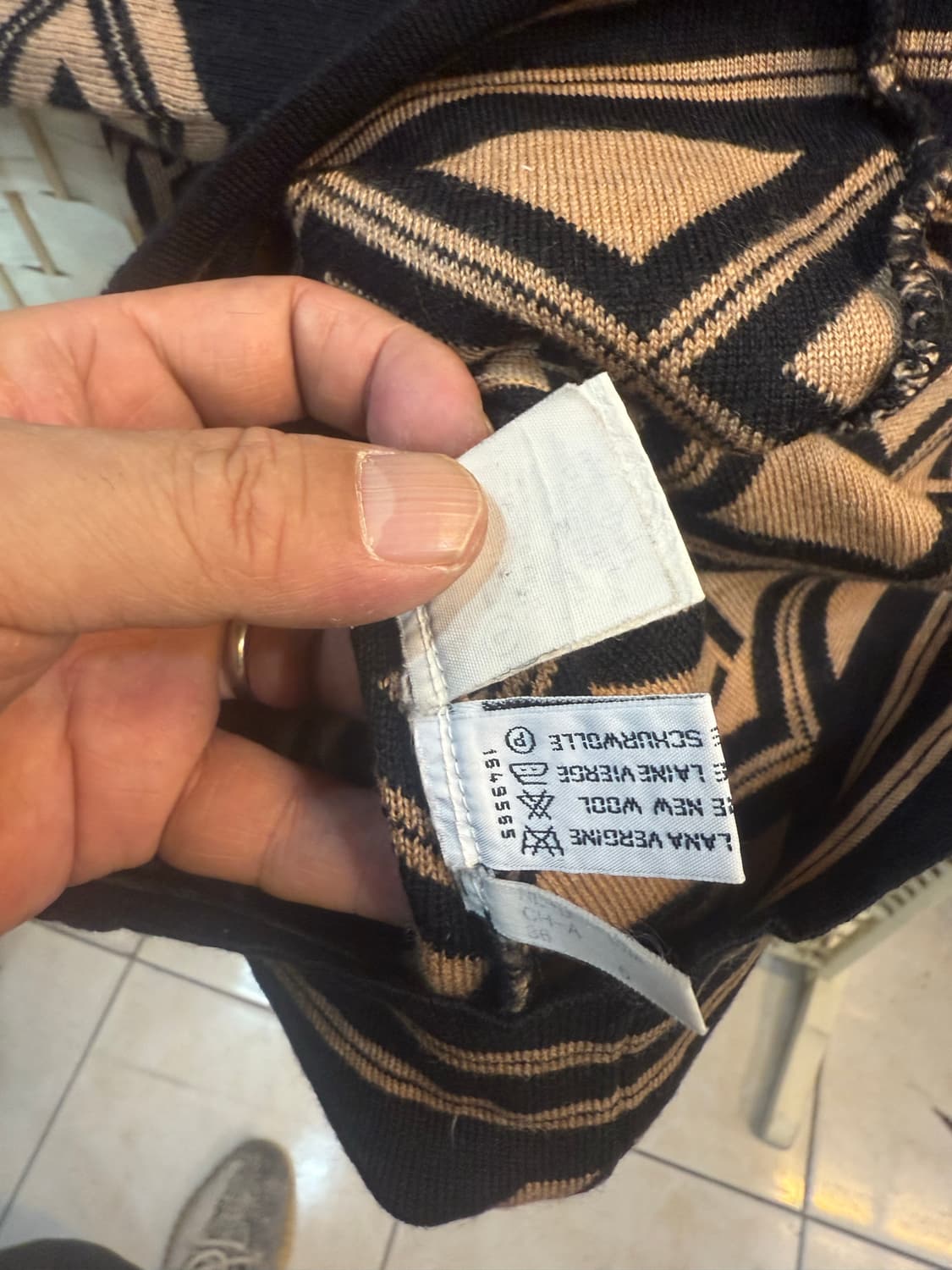 40/55-66 정품 펜디 주카 니트 팝니다 상품이미지4