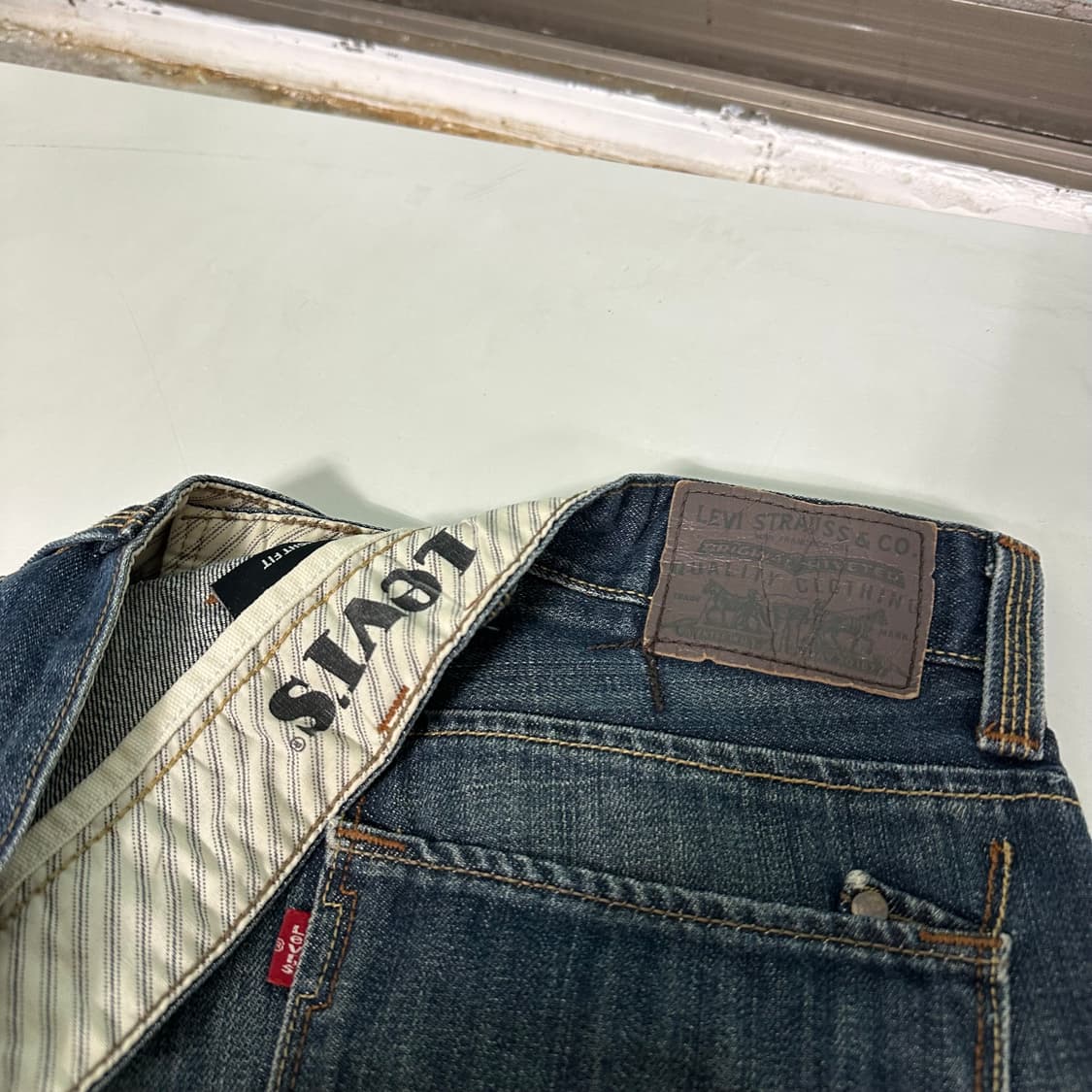 L 리바이스701 스트레이트핏 중청워시드 데님팬츠 상품이미지2