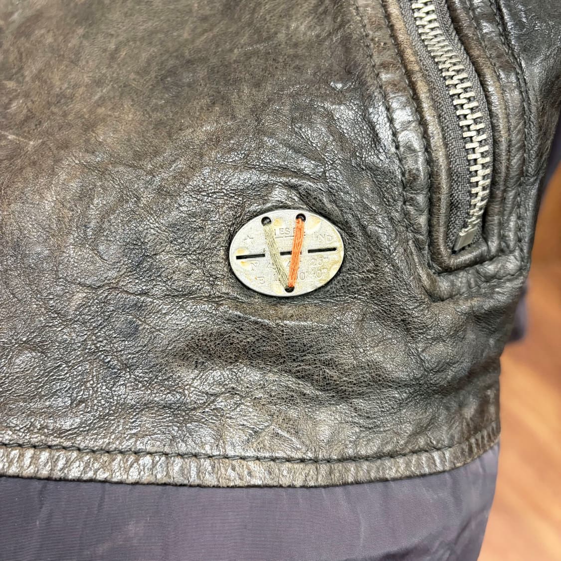 디젤 셰어링 레더 믹스 라이더 자켓 메탈 패치 셔링 디테일 차콜 브라운 상품이미지6