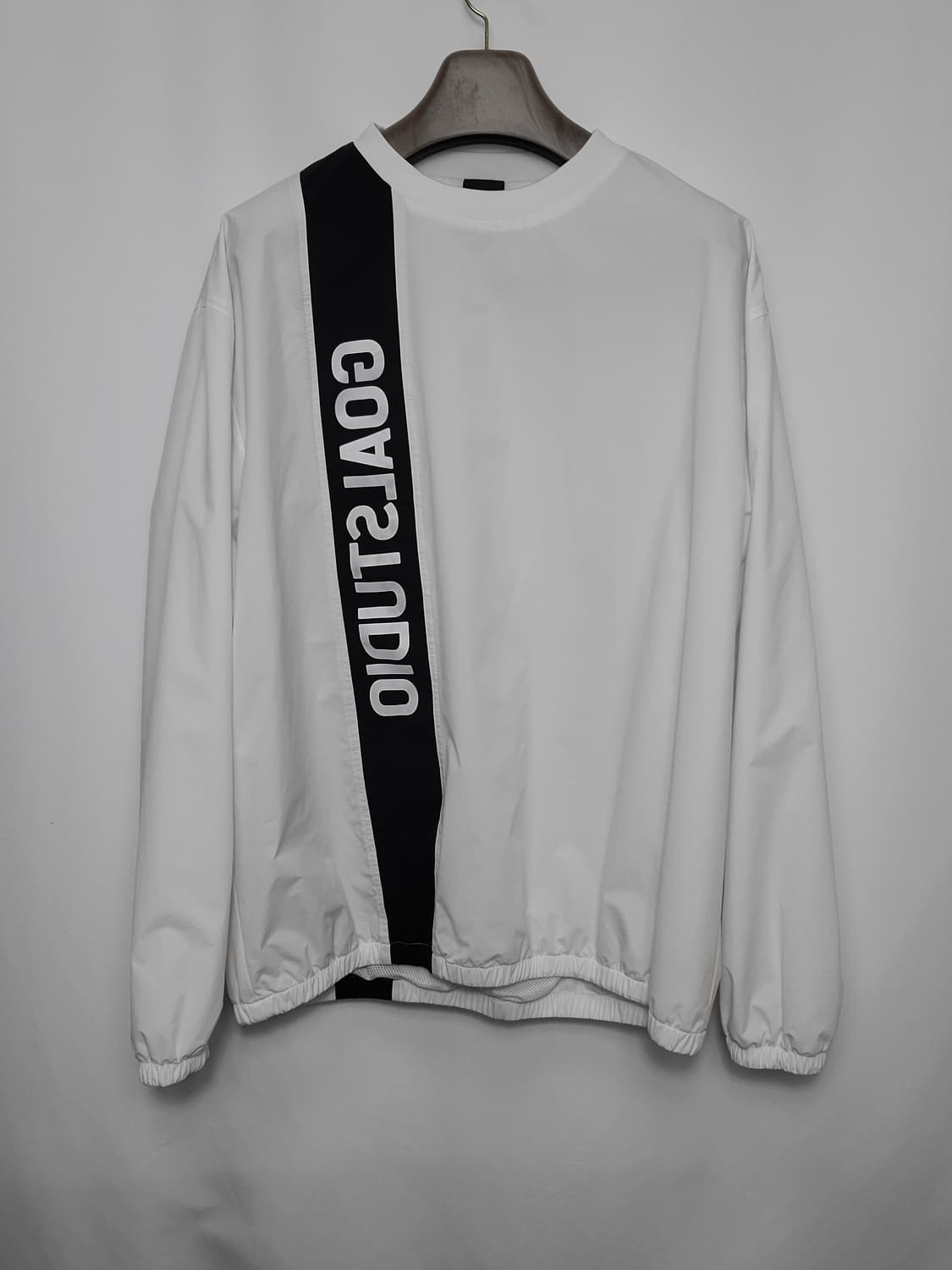 스트릿 레터링 바람막이 맨투맨 (화이트/블랙 스트랩) 상품이미지1