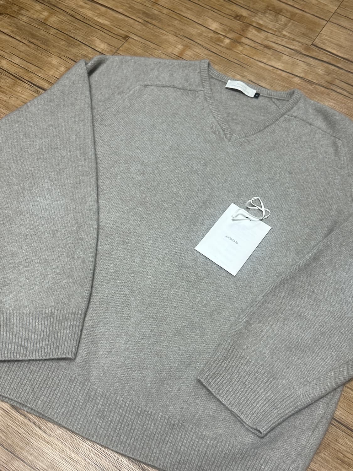 아모멘토 라쿤 브이넥 니트 베이지 M사이즈 판매 상품이미지3