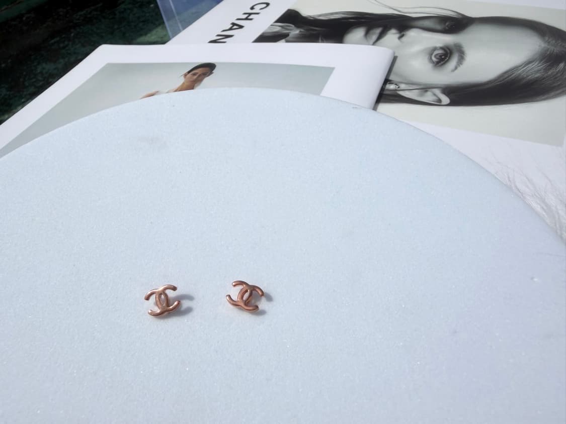 샤넬 미니 로고 이어링 골드 상품이미지1