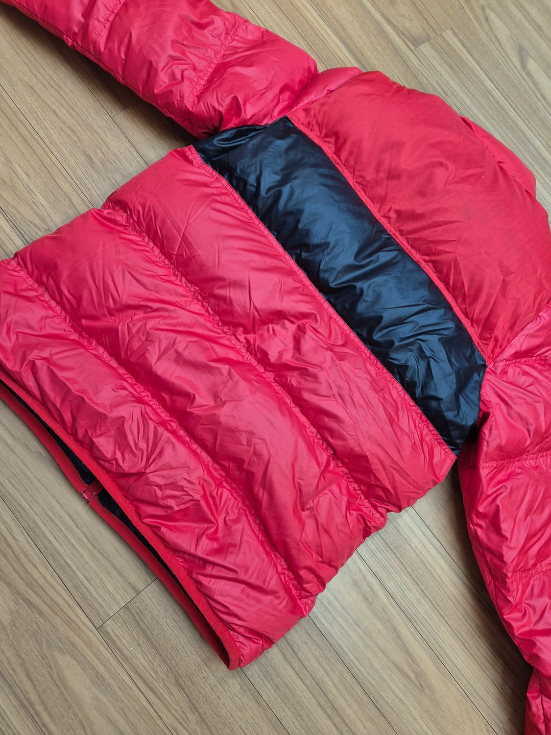 나이키 양면 패딩 M사이즈 판매합니다. 한쪽 면은 강렬한 빨간색이고 다른 상품이미지2